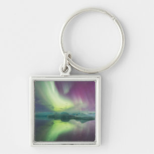 Island, Jökulsárlón. Aurora-Lichter reflektieren Schlüsselanhänger