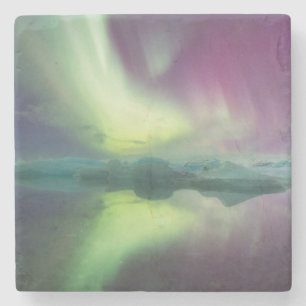 Island, Jökulsárlón. Aurora-Lichter reflektieren Steinuntersetzer