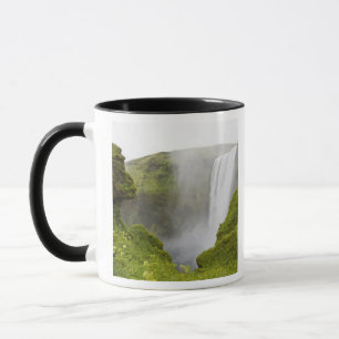 Island. Skógafoss Wasserfall stürzt über eine Tasse