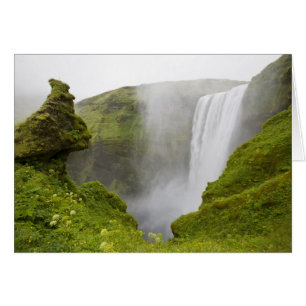 Island. Skogarfoss Wasserfall stürzt über eine