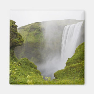 Island. Skogarfoss Wasserfall stürzt über eine Magnet