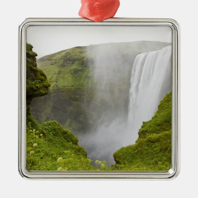 Island. Skogarfoss Wasserfall stürzt über eine Ornament Aus Metall (Vorne)