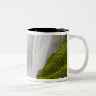 Island. Skogarfoss Wasserfall stürzt über eine Zweifarbige Tasse
