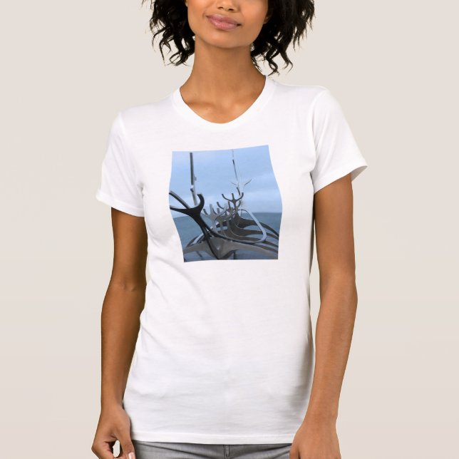 Isländer-Viking-Schiffs-Skulptur T-Shirt (Vorderseite)
