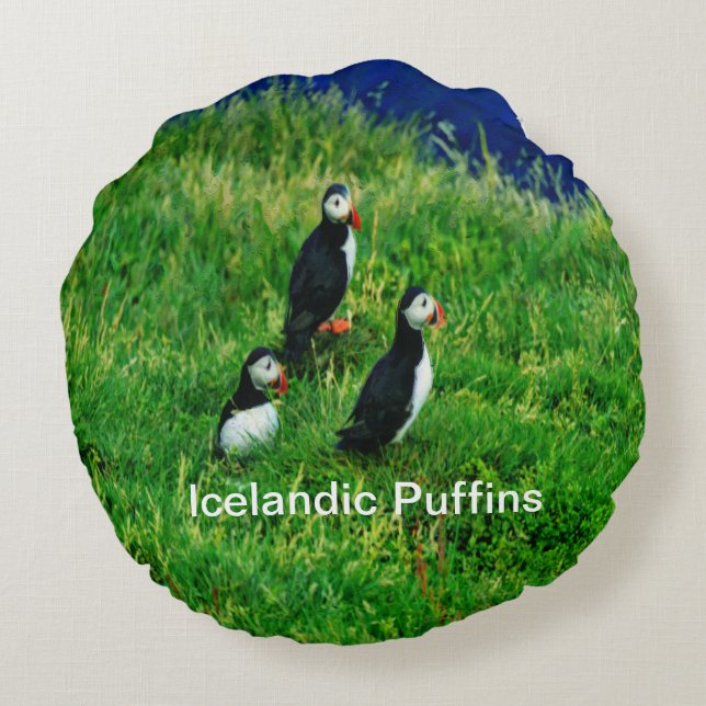 Isländische Puffen im Sommer Rundes Kissen (Rückseite)