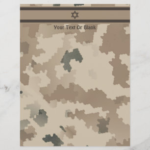 Israelische Flagge auf der Wüstenlandschaft Camouf
