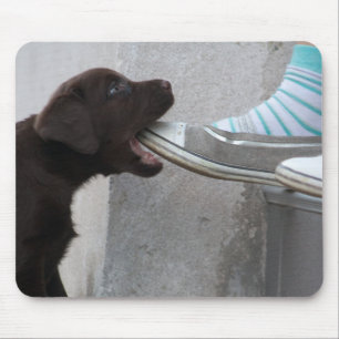 Iss meinen Schuh! Labrador Puppy Mousepad
