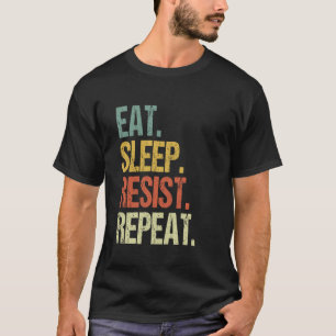 Issen Schlafen Widerstehen Wiederholen Demokratie  T-Shirt