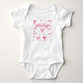 Ist sie nicht wunderbar im ersten Geburtstagsoutfi Baby Strampler