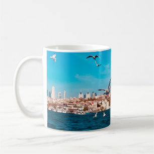 Istanbul-Ansicht mit Möwen an einem warmen sonnige Kaffeetasse