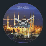 Istanbul Blue Mosque Night Scenery Premium Travel Große Wanduhr<br><div class="desc">Tauchen Sie ein in den Zauber Istanbuls. Dieses faszinierende Design besticht durch die ikonische Blaue Moschee (Sultanahmet Camii), die im ätherischen Licht der Nacht badet. Erleben Sie die Pracht der osmanischen Architektur und das spirituelle Ambiente einer der beliebtesten Sehenswürdigkeiten der Türkei. Dieses erstklassige Kunstwerk besticht durch seinen einzigartigen Charme und...</div>