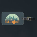 Istanbul Türkei Vintage Stadt Skyline Stadtbild Ku Gepäckanhänger<br><div class="desc">Vintages und retro City Design mit wunderschöner Skyline, touristischer Attraktion und Stadtbild. Cooler Wolkenkratzer und Gebäude Silhouette Illustrationen für Touristen und Reisende. Ideal als Souvenir, um Zuhause auf Reisen zu bringen. Rett die Erinnerung an deine Reise und Ferien mit Familie und Freunden. Die Hintergrundfarbe kann auf die gewünschte Farbe angepasst...</div>