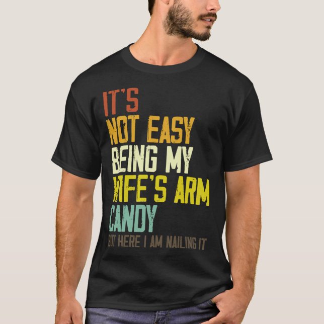 It s Not Easy Being My Wife s Arm Candy Husband Fa T-Shirt (Vorderseite)