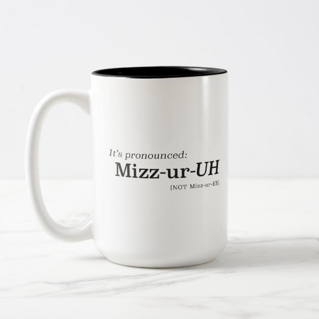 It’s Pronounced Mizz-ur-UH {NOT Mizz-ur-EE} Zweifarbige Tasse (Links)