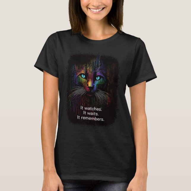 It watches. It waits. It remembers. T-Shirt (Vorderseite)