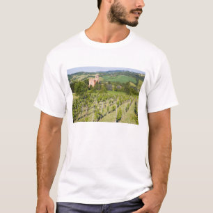 Italien, Bologna, Blick durch den Weinberg auf Chi T-Shirt