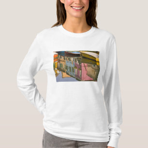 Italien, Burano. Boote auf einem Kanal mit T-Shirt