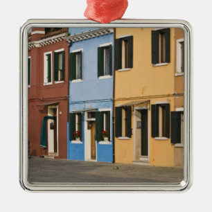 Italien, Burano. Bunte Häuserreihe und leer Ornament Aus Metall