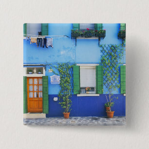 Italien, Burano. Ein buntes Haus in Burano in der Button