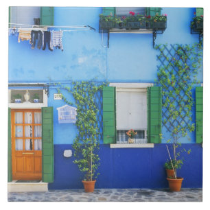 Italien, Burano. Ein buntes Haus in Burano in der Fliese