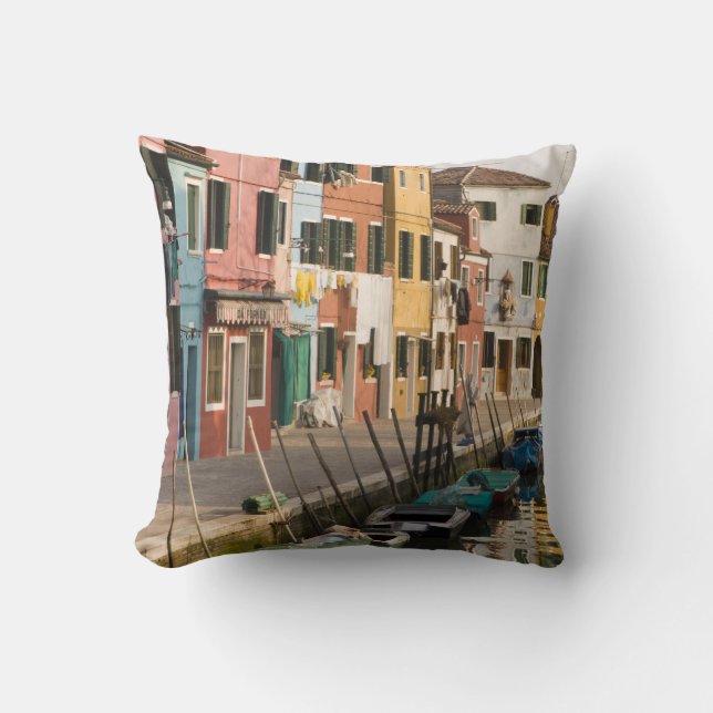 Italien, Burano. Farbige Häuser der Linie a Kissen (Vorderseite)