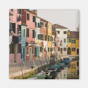 Italien, Burano. Farbige Häuser reihen sich Magnet