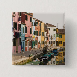 Italien, Burano. Farbige Häuser säumen Button