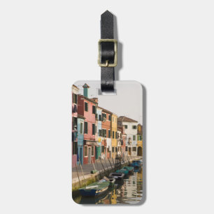 Italien, Burano. Farbige Häuser säumen eine Gepäckanhänger