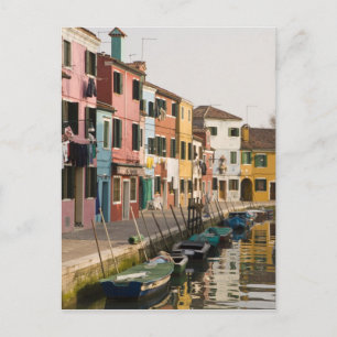 Italien, Burano. Farbige Häuser säumen eine Postkarte