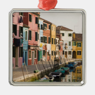 Italien, Burano. Farbige Häuser säumen einen Kanal Silbernes Ornament