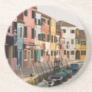 Italien, Burano. Farbige Häuser säumen Untersetzer