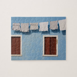 Italien, Burano. Hängende Wäsche und Fenster entla