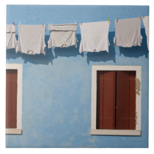 Italien, Burano. Hängende Wäsche und Fenster entla Fliese