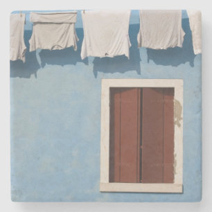 Italien, Burano. Wäsche und Fenster an Steinuntersetzer