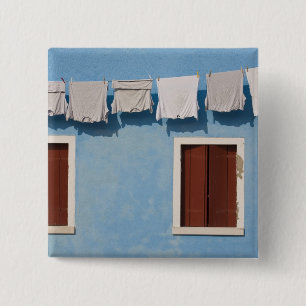 Italien, Burano. Wäscherei und Fenster entlang Button