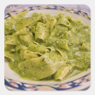 Italien, Camogli. Teller mit Pasta und Pesto Quadratischer Aufkleber