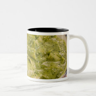 Italien, Camogli. Teller mit Pasta und Pesto Zweifarbige Tasse