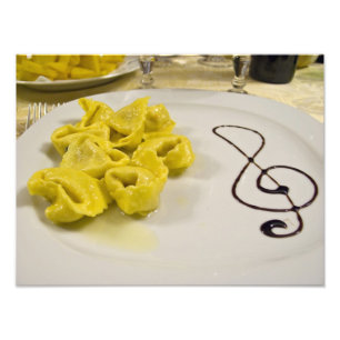 Italien, Cento. Ein Teller Käse-Tortellini Fotodruck
