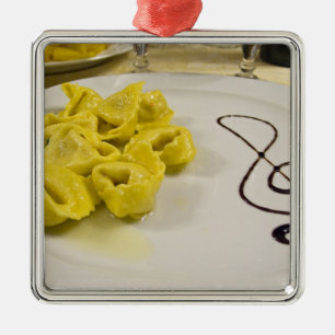 Italien, Cento. Ein Teller Käsetortellini Ornament Aus Metall
