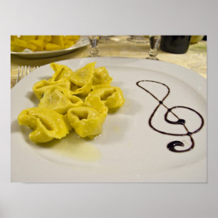 Italien, Cento. Ein Teller Käsetortellini Poster