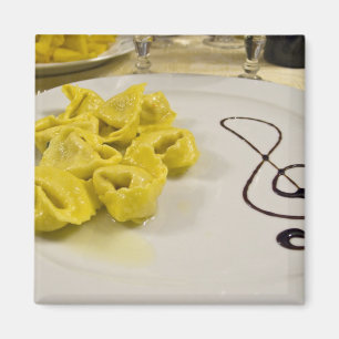 Italien, Cento. Ein Teller von Tortellini Magnet