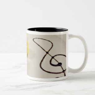 Italien, Cento. Ein Teller von Tortellini Zweifarbige Tasse