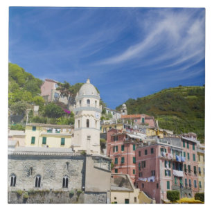 Italien, Cinque Terre, Vernazza, Hafen und Kirche Fliese