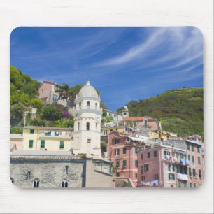 Italien, Cinque Terre, Vernazza, Hafen und Kirche Mousepad