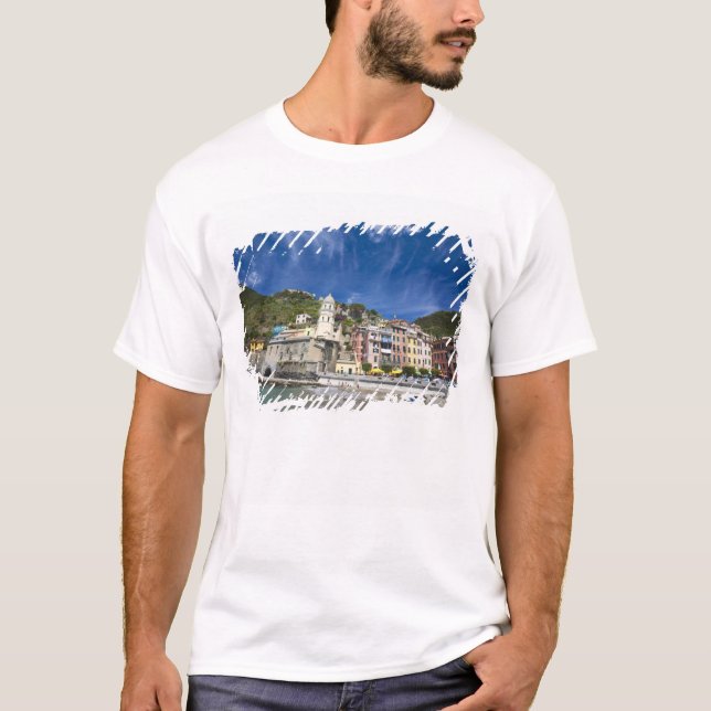 Italien, Cinque Terre, Vernazza, Hafen und Kirche  T-Shirt (Vorderseite)