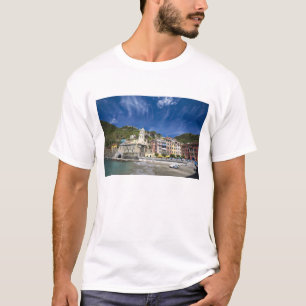 Italien, Cinque Terre, Vernazza, Hafen und Kirche  T-Shirt