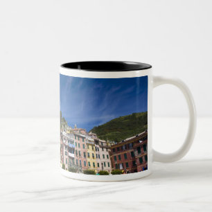 Italien, Cinque Terre, Vernazza, Hafen und Kirche  Zweifarbige Tasse