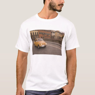 Italien, Florenz. Fiat 800 Kundgebung durchquert A T-Shirt