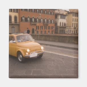 Italien, Florenz. Fiat 800 Rally überquert Arno Magnet