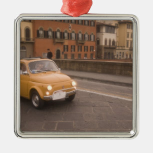 Italien, Florenz. Fiat 800 Rally überquert Arno Silbernes Ornament